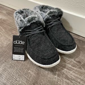 Womens size 7 hey dudes